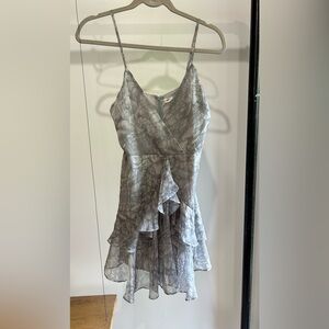 Flowy dress with tie at the back. Never worn. Size medium